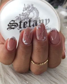 50 Elegant Wedding Nails Perfect For Your Big Day Bridesmaids Nails, Subtle Nails, Fancy Nails Designs, Simple Gel Nails, Nail Art Wedding, White Nail, Nail Art Ideas, Classy Nails, Floral Nails