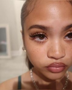 Perfect No Makeup Look, Natural Cat Eye Lash Extensions, Naturally Long Eyelashes, Soft Natural Makeup, Big Lashes, Brown Skin Makeup, Makeup Help