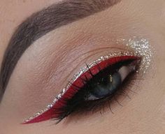 Colored Eyeliner Looks, Maquillage Harley Quinn, Red Eyeliner Makeup, Red Makeup Looks, Xmas Makeup, Christmas Eyeshadow, Christmas Eye Makeup, Red Eyeliner, Red Eye Makeup