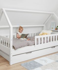 Ob als Schlafplatz oder zum Spielen & Lesen – unser Hausbett für Kinder mit Rausfallschutz sorgt für Gemütlichkeit. Erhältlich als Hausbett 90 × 200 cm und als Hausbett 160 × 80 cm, jeweils in den Farben Weiß und Natur. Auch bodentief einstellbar.