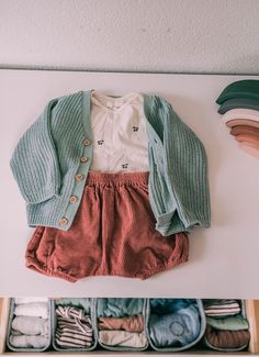 Gender Neutral Capsule Wardrobe, Gender Neutral Nursery Montessori, Baby Tights Outfit, Gender Neutral Outfits Baby, Gender Neutral Baby Outfits, Neutral Baby Outfits, Gender Neutral Outfits