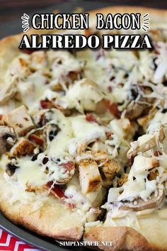 Photo of the pizza cut into slices on a pizza pan. Bacon Alfredo, Chicken Bacon Alfredo, Creamy Alfredo Sauce, Bacon Pizza, Chicken Alfredo Pasta, Easy Homemade Pizza, Alfredo Sauce Recipe