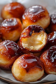 Crème brûlée doughnuts Homemade Simple Desserts, Simple Flour Recipes, Bake Donuts Recipe, Thai Donuts Recipe, Cream Filled Donut Recipe, Simple Sweet Treats, Classic French Recipes, Petit Four Recipes, Pastry Cream Desserts