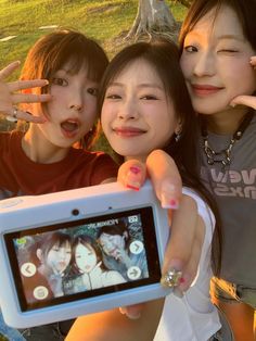 3 Person Poses Friends, Two Best Friend Poses, Friend Pictures Trio, Trio Pictures Ideas, Pose Reference Photo Friends, 3 Friends Photoshoot, 3 Person Poses, Friends Ulzzang, Trio Pictures