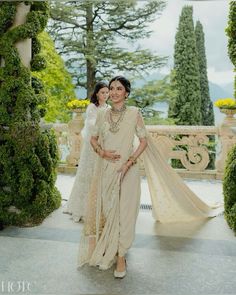 Indian Engagement Outfit Saree, Royal Sarees Indian Weddings, White Indian Bride, Simple Indian Bridal Outfit, Wedding Lehenga For Bride, Marathi Bride Look, Simple Indian Bride, Maharashtrian Bride, Simple Engagement Looks For Indian Bride