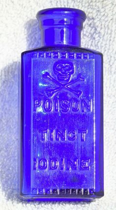 a blue bottle with a skull and crossbones on the top that says poisson