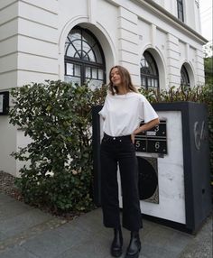 Black Jeans Minimalist Outfit, Flared Black Jeans Outfit, Black Jeans Fall Outfit, Black Flared Jeans Outfit, Black Jean Outfits, Black Flare Jeans Outfit, Flare Jeans Outfit, Minimalist Outfits, 2023 Outfits