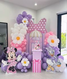 balloons and decorations for a minnie mouse birthday party