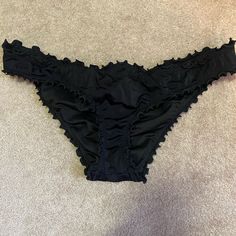 Never Worn Black Flirty Stretch Swimwear, Black Stretch Flirty Swimwear, Flirty Stretch Black Swimwear, Flirty Black Stretch Swimwear, Black Ruffled Stretch Swimwear, Black Ruffled Bottoms For Vacation, Summer Black Bottoms With Ruffles, Black Ruffled Summer Bottoms, Summer Ruffled Black Bottoms