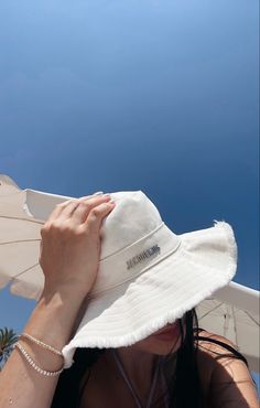 Beach, inspo, jaqcuemus, jaqcuemus hat, bucket hat, summer, sun, beach day, inspiration, fisher hat, aestetic, beige, nude Faceless Beach Aesthetic, Beach Hat Aesthetic, Beach Hat Outfit, Photo In Beach, Aesthetic Photos Beach, Ideas De Fotos Aesthetic, Jacquemus Hat, Fun Beach Pictures, Pool Photography