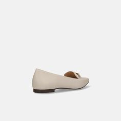 Stylish flat shoes with a long nose (toe), loafer design that covers the top of the foot, and bamboo bits. The sharp square toe emphasizes ease of wear and use. Luxury Almond Toe Slip-on Tassel Loafers, Stylish Flat Shoes, Long Nose, Bit Loafers, Wooden Pattern, Foot Pain, Flat Shoes, Light Brown, Shoes Flats