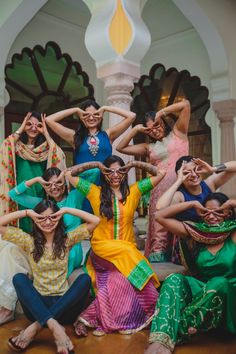 Funny Wedding Poses, Bridesmaid Photo Ideas, Mehendi Photography, Bride Posing, Beautiful Temple, Groom Photoshoot