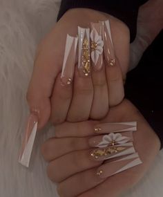 Gold And White Nails, Baddie Cars, Easy Nail Art Tutorial, Red Prom Nails, Aesthetic Nail Designs, Dubai View, Nails Art Simple, Nail Art 2022, Nails Aesthetics