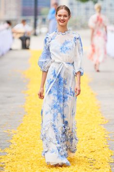 Wanderlust Fashion, Flowers Dress, Fantasy Wardrobe, Azzedine Alaia, 2020 Fashion Trends, Summer Mood, Lela Rose, Blue And White Dress