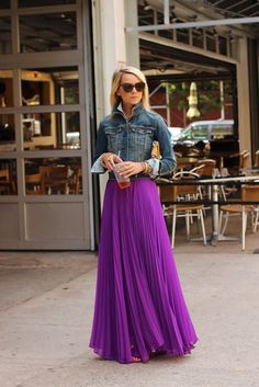 Jean jacket + long skirt Purple Stuff, Atlantic Pacific, Purple Maxi, Maxi Rok, Moda Chic, Purple Skirt, Outfits Casuales