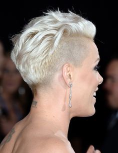 Singer Pink attends the 56th GRAMMY Awards at Staples Center on January 26, 2014 in Los Angeles, California. Pink Haircut, Short Shaved Hairstyles, Pink Singer, Faux Hawk, Undercut Hairstyles, Haircut For Thick Hair, Short Blonde, Short Blonde Hair, Shaved Hair