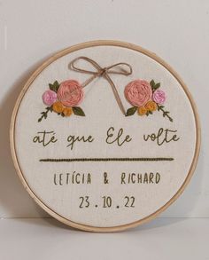 embroidered wedding gift for the bride and groom, with two roses on each side that reads ate que ele volte leticia & richard