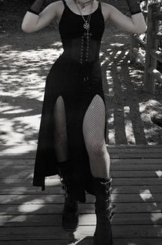 Hot Weather Goth Outfits, Goth Cruise Outfits, Ghost Outfit Aesthetic, Goth Summer Dress, Summer Gothic Outfits, Basic Goth Outfit, Goth Outfits Summer, Summer Goth Outfits