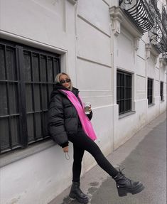 Pink Scarf Outfit, Paris Winter Outfits, New York Outfits, Winter Fashion Outfits Casual, Europe Outfits, Scarf Outfit, Winter Outfits Cold, Snow Outfit, Trip Outfits