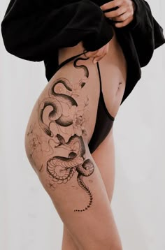 Amazing Snake Tattoos For Girls Tattoo Pierna, Hip Tattoo Designs, Dna Tattoo, Hip Thigh Tattoos, Goth Tattoo, Snake Tattoo Design, Inspiration Tattoo, Red Ink Tattoos