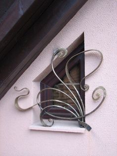 a decorative window frame on the side of a building