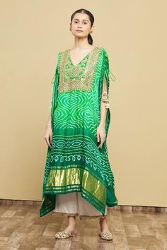 Shop for Tisha Saksena Green Silk Bandhani Kaftan And Pant Set for Women Online at Aza Fashions Kaftan Suit Design, Bandhani Kaftan, Mukaish Embroidery, Green Kaftan, Gopi Vaid, Kaftan Kurta, Kaftan Pattern, Bandhani Print, Kaftan For Women