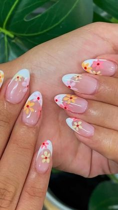 Floral Round Nails, Summer Acrylic Nails Almond Long, Flowers On Natural Nails, Fun Flower Nails, Acrylic Nail Designs Flowers, Floral French Tip Nails, Hawaii Nails, Preppy Nails, Nails Yellow