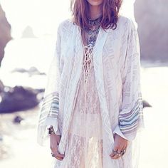 Free People Fp One White Ivory Print Boho Festival Kimono Jacket Xs/S Rare Kimono Jacket Pattern, Boho Fashion Bohemian, Boho Beauty, Kimono Pattern, Mode Boho, Folk Dresses, Free People Jacket, Boho Kimono, Print Kimonos