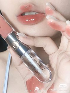 Douyin Makeup Lipstick, Lip Gloss Douyin, Korean Makeup Products Lipsticks, Cute Lip Gloss Ideas, Korean Makeup Lipstick, Kawaii Makeup Products, Pink Korean Makeup, Makeup Products Korean, Korean Lip Products