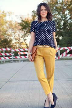 Blue & White polka dot + mustard pants Yellow Pants Outfit, Mode Ab 50, Mustard Pants, Mode Tips, Yellow Pants, Elegante Casual, Summer Work Outfits, Preppy Look, Casual Work Outfit