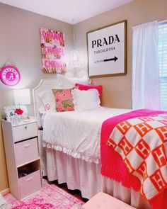 15+ Preppy Dorm Room Ideas For A Bright & Colorful Dorm Hot Pink Dorm, Preppy Dorm Room Decor, White Dorm Room, Pretty Dorm Room, Sorority Room, Room Preppy, Dorm Room Colors, Preppy Dorm Room