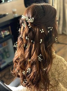 Haldi Hairstyle, Reception Hairstyles, Mehndi Hairstyles, Indian Wedding Hairstyles, Flowers In Her Hair, Open Hairstyles, Long Hair Wedding Styles, Indian Bridal Hairstyles