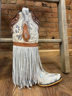 Corral Women's Fringed White Hair-On Hide Cowgirl Boots C4081 Vamp Hair, Pbr Outfit For Women, Cute Harness, Wedding Footwear, Cowgirl Boots Outfit, Country Clothes, Cowgirl Style Outfits, Cowgirl Outfit, Western Clothes