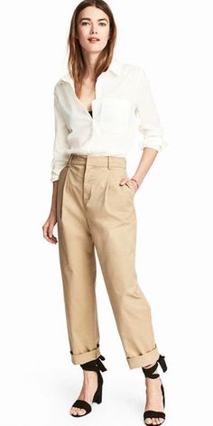 Tan chinos | HOWTOWEAR Fashion Chino Pants Women Outfit Casual, Chino Pants Women Outfit, Pants Women Outfit, Chinos Women Outfit, Casual Office Fashion, Casual Chique Stijl, Chino Pants Women, Tan Chinos, Style Désinvolte Chic