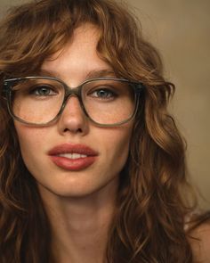 These acetate frames boast a unique shape that borrows the essence of the visor trend while remaining incredibly wearable and versatile. Slip it on right away with our virtual try-on tool! Glasses Frames For Women Oval Face, Glasses For Oval Faces, 70s Glasses, Chic Outfits Edgy, People With Glasses, Glasses Frames For Women, Edgy Fashion Chic