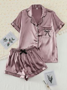 2 pièces/Set Ensemble pyjama d'été en satin avec broderie en nœud pour femmes, chemise à manches courtes avec boutons et shorts, vêtement de détente casual pour l'été Lilas Jeune-Décontracté    Géométrique,Lettres,Unicolore Ensembles avec short Extensibilité légère Tout Women Sleep & Lounge, size features are:Bust: ,Length: ,Sleeve Length: Shein Pjs, Shein Silk Pjs, Satin Short Sleeve Sleepover Sets, Victoria Secret Satin Short Pj Set, Pyjama Outfit, Pink Button-up Sleepwear For Summer, Pijama Satin, Feminine Pink Short-length Sleepwear, Summer Pajama Set