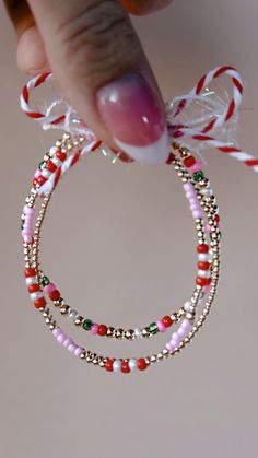 The perfect classy holiday stack! 1 plain 2mm 14kt gold filled bracelet paired with 2 gold bracelets accented by Christmas colored seed beads. If unsure on a size to order just measure the wrist and order about 1/2” larger than wrist size! Comes packaged with card making it the perfect holiday gift! Candy Cane Bracelet, Christmas Beaded Bracelets Ideas, Holiday Bracelet Ideas, Bff Bead Bracelets, Beaded Christmas Bracelets, Christmas Seed Bead Bracelets, Christmas Friendship Bracelets, Bracelet Packaging Ideas