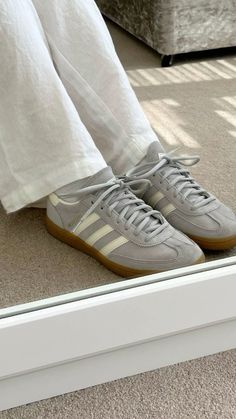 #adidas #whitelinen #outfits Adidas Samba Gray, Grey Spezial Adidas Outfit, Gray Adidas Shoes Outfit, Adidas Samba Grey, Grey Spezial Adidas, Grey Sambas, Adidas Shoes Outfit Women, Becky Core, Grey Adidas Shoes