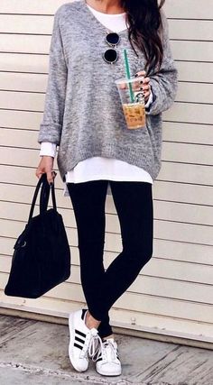 Looks Adidas, Womens Grey Sweater, Look Legging, Black Leggings Outfit, Capsule Closet, Cozy Fall Outfits, Pullover Outfit, Legging Outfits, Sweater Trends