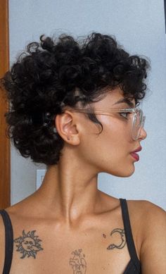 Super Curly Pixie Haircut, Curly Tomboy Hair, Straight Hair Pixie Haircut, Shaved Curly Hair, Short Punk Haircuts, Short Curly Cuts, Hair Aesthetics, Tomboy Haircut, Curly Cut