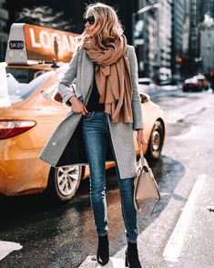 Fashion Jackson Wearing Grey Coat Camel Scarf Black Booties Winter Outfit Grey Coat Outfit, Mantel Outfit, Stylish Winter Coats, Fall Fashion Coats, Mode Tips, Stylish Winter Outfits, Chique Outfits, Scarf Outfit, Coat Outfit