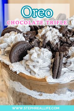 an oreo chocolate trifle dessert in a glass bowl with the title overlay