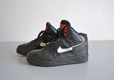 Fan of NIKE sneakers, here is an authentic pair of Nike Flight from the 90s. >> in good vintage condition US Size 11 Sole length: 30.5cm Weight: 1kg If you need more pictures or if you have any further questions, do not hesitate to contact me. To go and see my other vintage items at my shop : https://www.etsy.com/fr/shop/EphemereIntemporel Shoes 90s, Sneakers Nike Air, Nike Flight, Nike Air Flight, Basket Nike, Air Flight, Basket Vintage, Baskets Nike, Vintage Sneakers