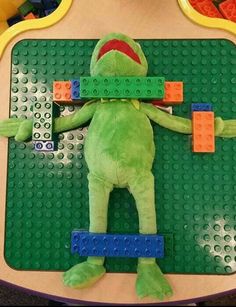 a green stuffed animal with legos on it's back and the caption says, se matresse a demande a me voir