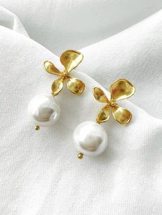 "Pearl Flower Earrings, Pearl Bridal Earrings, Wedding Jewelry, Bridesmaid Earrings, Mallorca Pearl Earrings, Gifts For Her Handmade gold plated brass earrings Mallorca pearl Earrings are very light. They don't hurt your ears, so you can wear them for hours and hours without noticing Comes beautifully cutest packaging 💝 Tarnish resistant 💦 Perfect gift for love ones or lovely treat to yourself gift 🎁 Ready to ship in one working day flight ✈️ Please contact me if you are any questions 💖 The Flower Earrings Wedding, Day Flight, Pearl Flower Earrings, Pearl Bridal Earrings, Bridal Earrings Pearl, Jewelry Bridesmaid, Earrings Bridesmaid, Pearl Bridal, Earrings Flower