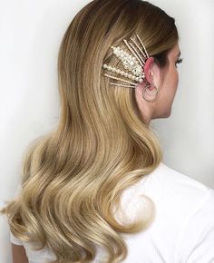 In Full Support Of: #Hair #Jewelry A fresh way of wearing #pearls - @vogue Blond Rose, Wearing Pearls, Hair Instagram, Instagram Jewelry, Full Hair, Penteado Cabelo Curto, Long Blonde, Formal Hairstyles