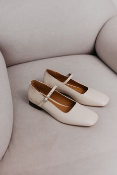 Women White Mary Janes Handmade From Natural Leather Square - Etsy Elegant Everyday Flats With Square Toe, Elegant Square Toe Flats For Everyday, Spring Leather Shoes With Square Toe, Leather Mary Jane Flats With Square Toe, Classic Square Toe Flats For Everyday, Classic Leather Mary Janes With Square Toe, Leather Mary Janes With Square Toe, White Mary Janes, Mary Jane Shoes Flat