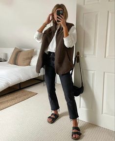 Work Birkenstock Outfit, Minimal Sweater Outfit, Vivian Audi Fall Outfits, Cute Casual Sneaker Outfits, Office Looks 2023, White Summer Suits Women, Luxe Leisure Style, 90s Mom Style Outfit, Long Waisted Outfits