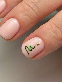 21 Short Christmas Nail Ideas | Lauren Erro Cute Christmas Nails, Christmas Nails Easy, Simple Gel Nails