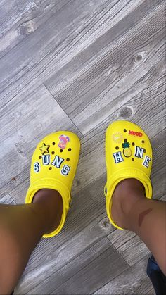 Costume Crocs, Yellow Crocs Outfit, Crocs Pins, Cool Crocs, Crocs With Jibbitz, Crocs Store, Yellow Crocs